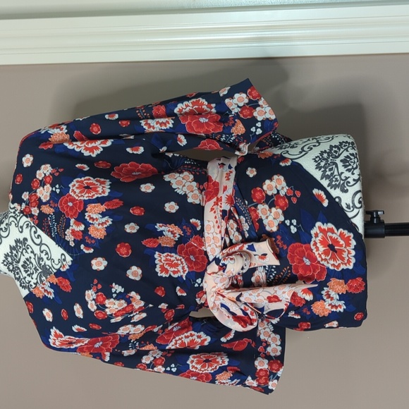 Violet and Claire Size M Japanese Cherry Blossom Floral Blouse - Picture 2 of 7